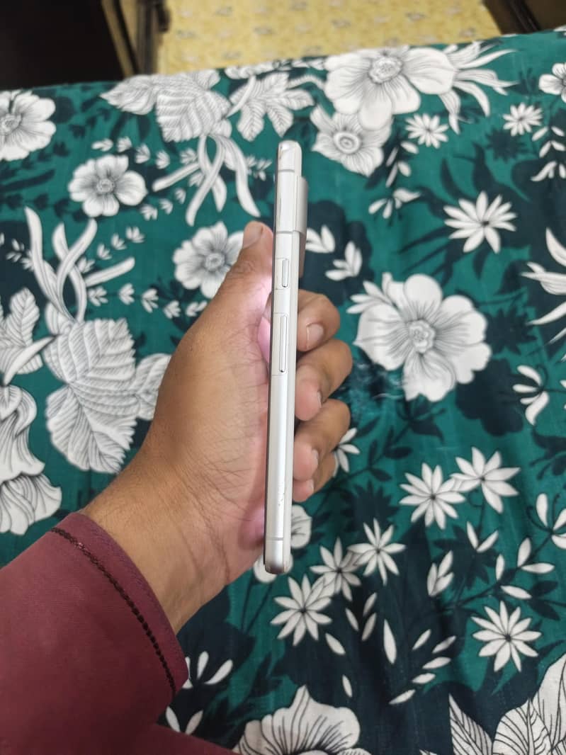 Google Pixel 7 4