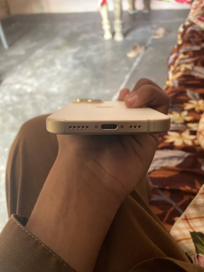 Apple iPhone 15 4