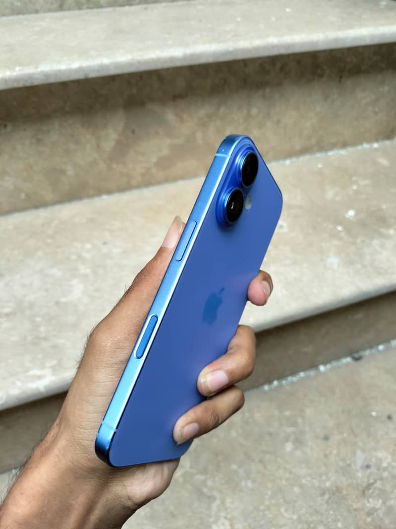 Apple iPhone 16 3
