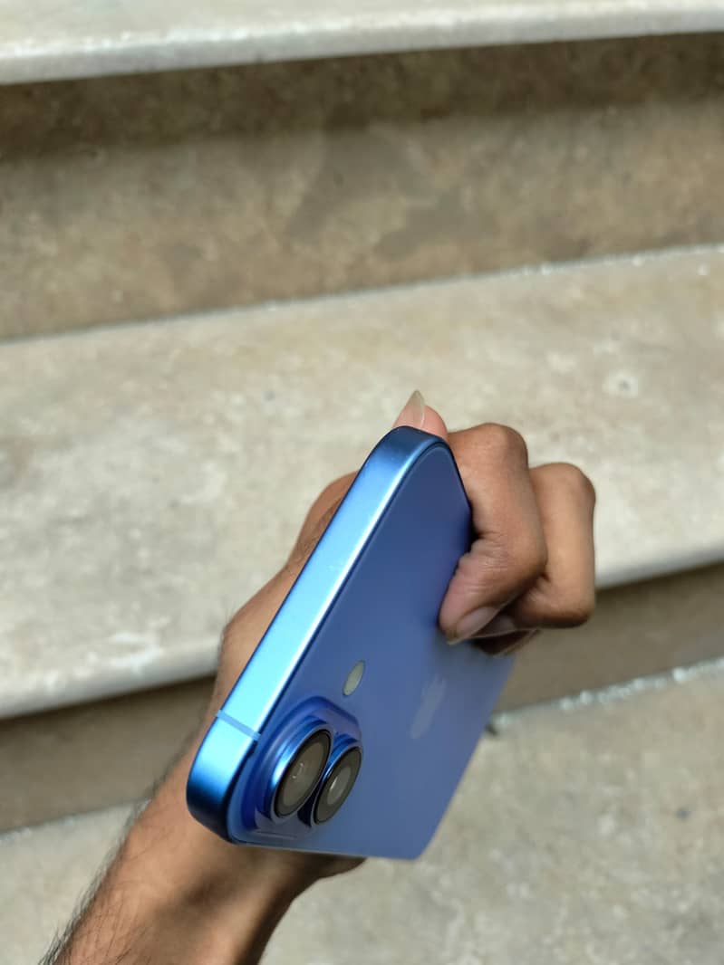 Apple iPhone 16 5