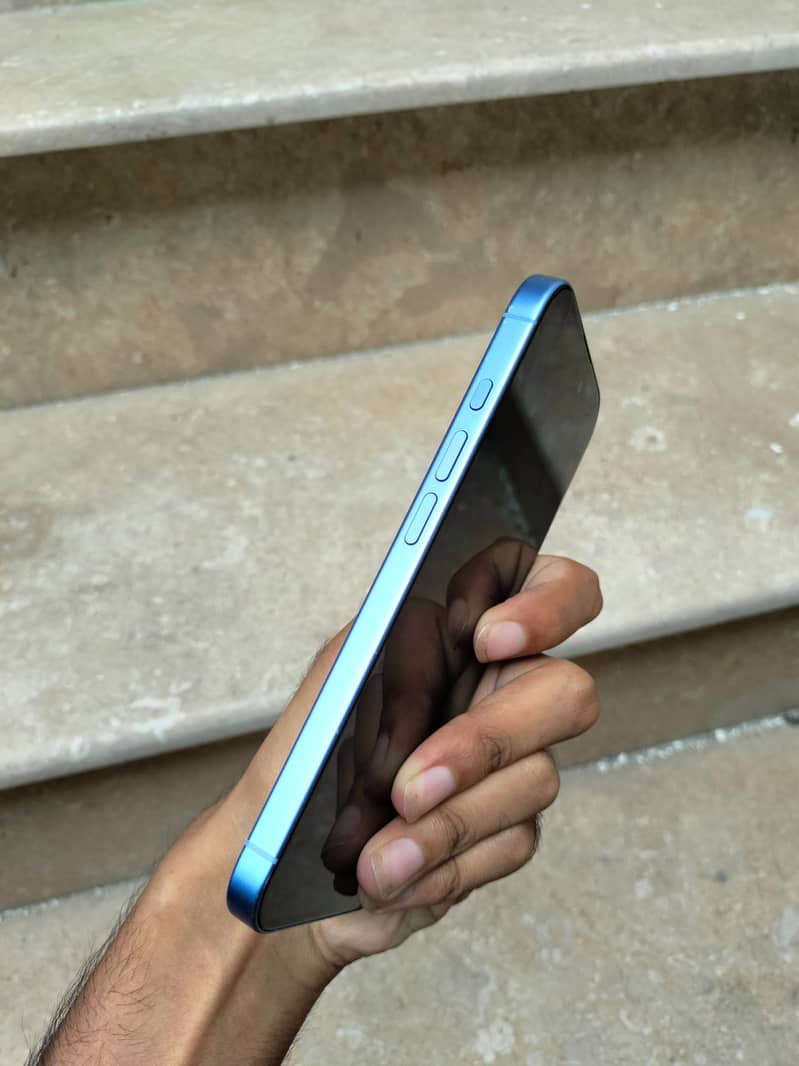 Apple iPhone 16 6
