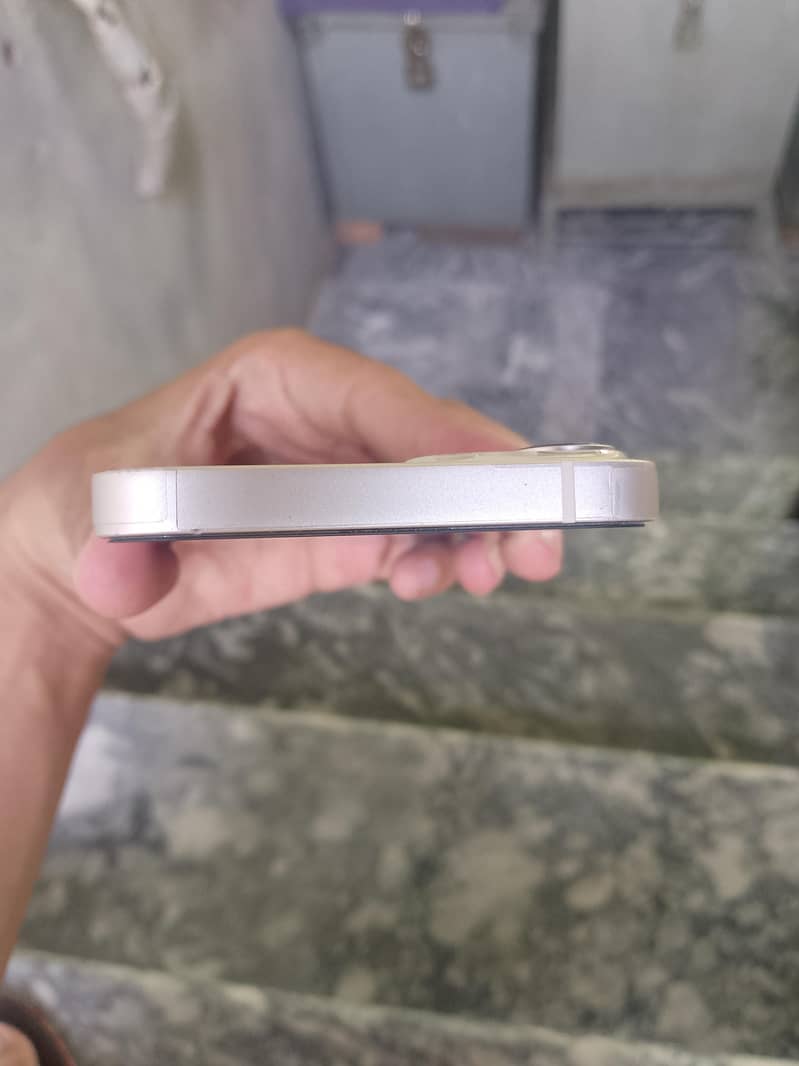 Apple iPhone 13 4