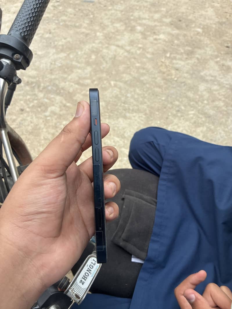 Apple iPhone 13 2