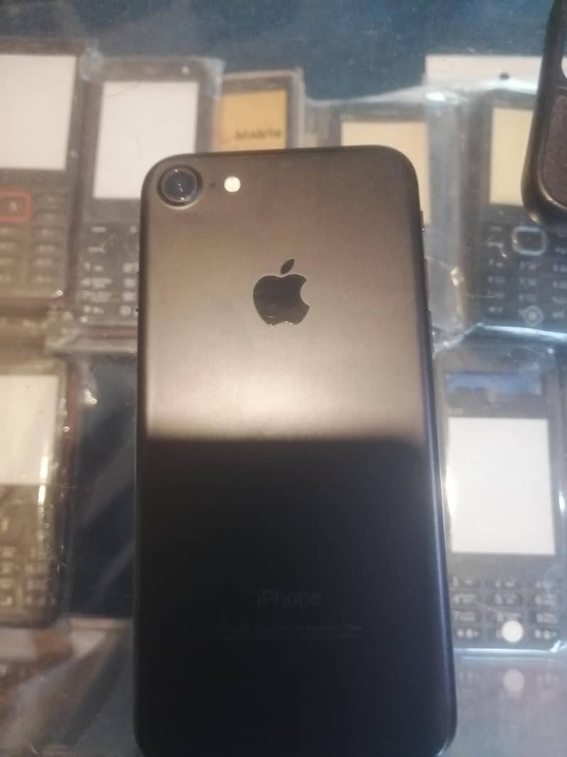 Apple iPhone 7 0