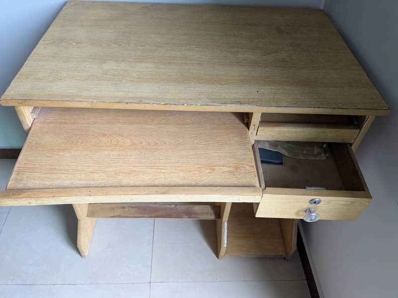 Computer table 1