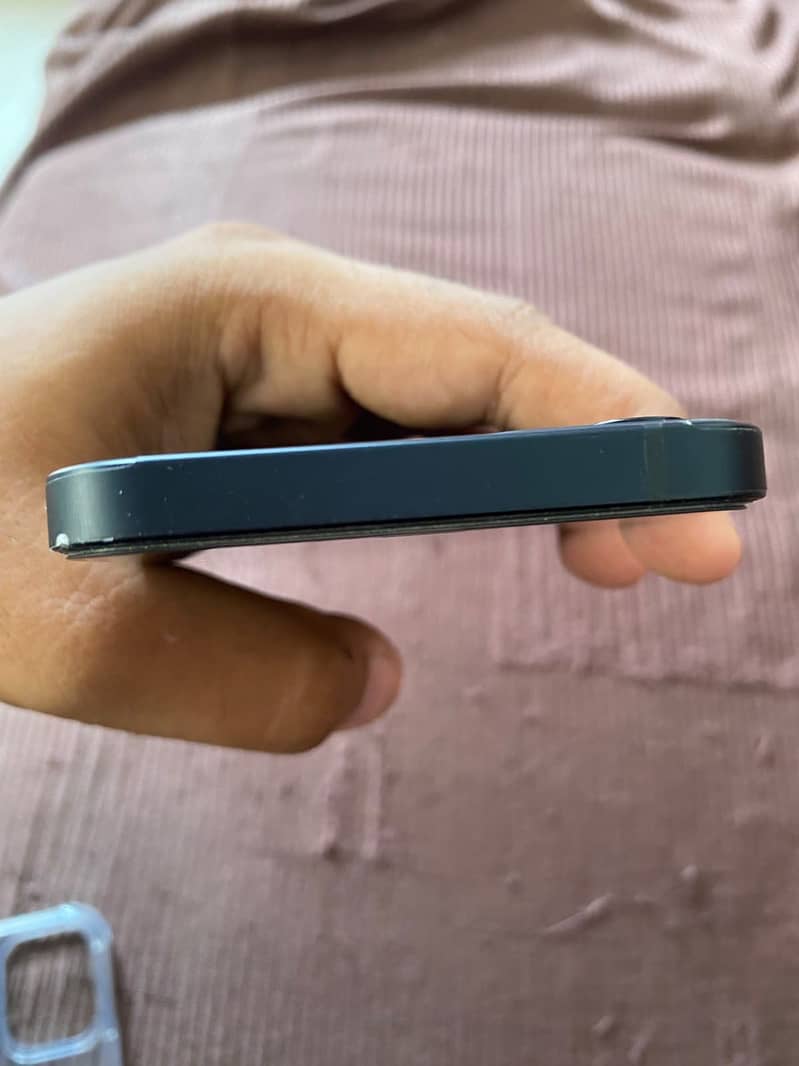 Apple iPhone 12 4