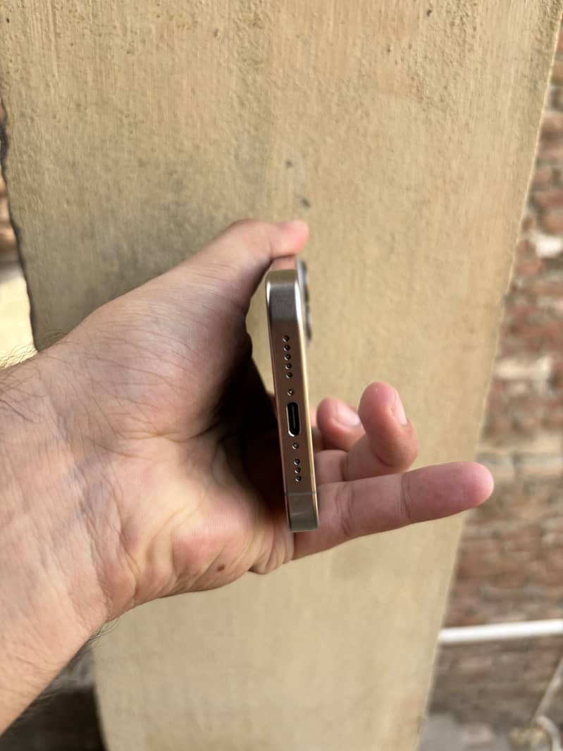 Apple iPhone 15 Pro 4