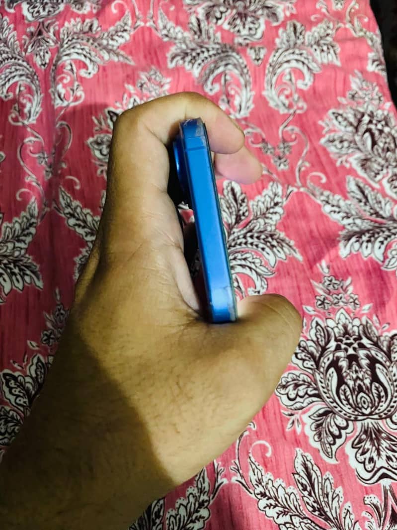 Apple iPhone 16 5