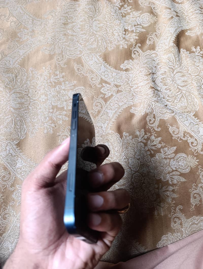 Apple iPhone 12 4