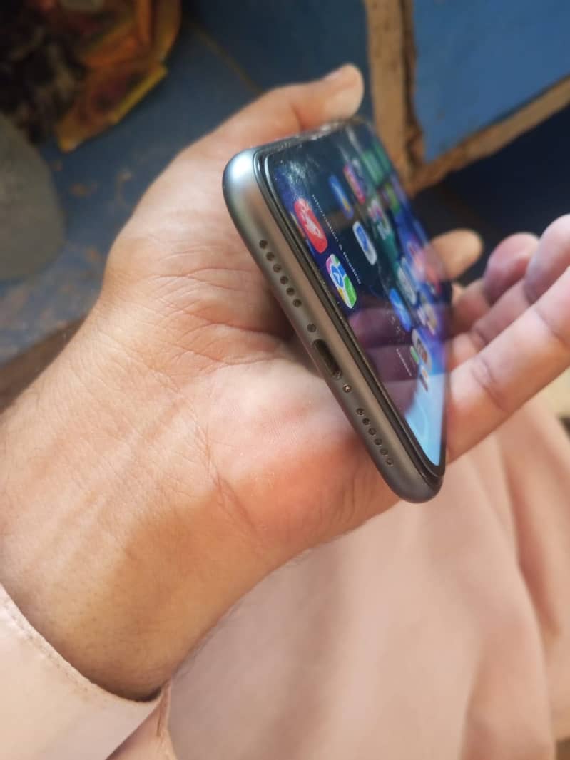 Apple iPhone 11 3