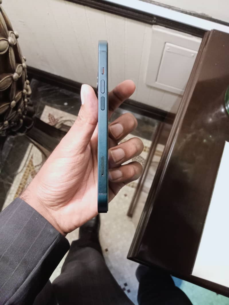 Apple iPhone 13 4