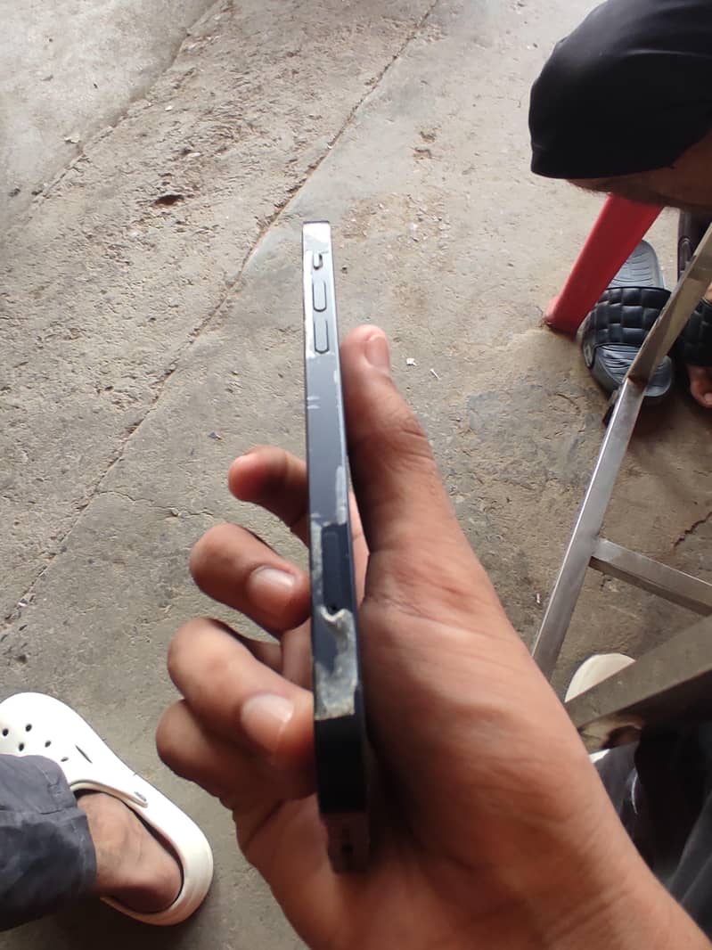 Apple iPhone 12 4
