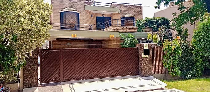 One Kanal Used Modern Design Bungalow For Sale At Prime Location Of DHA Lahore Near To Park Masjid & Commercial Market.