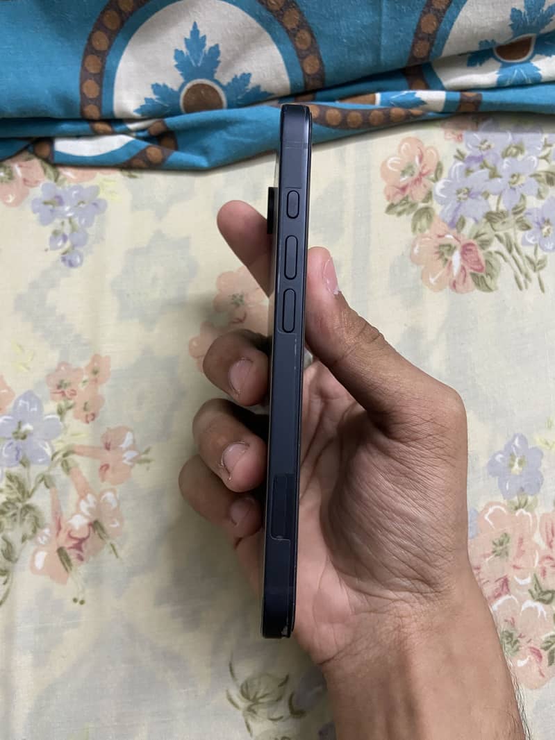 Apple iPhone 16e 4