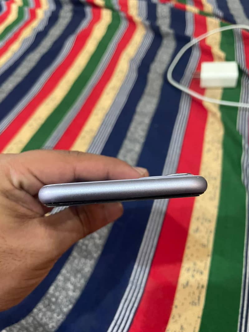 Apple iPhone 11 4