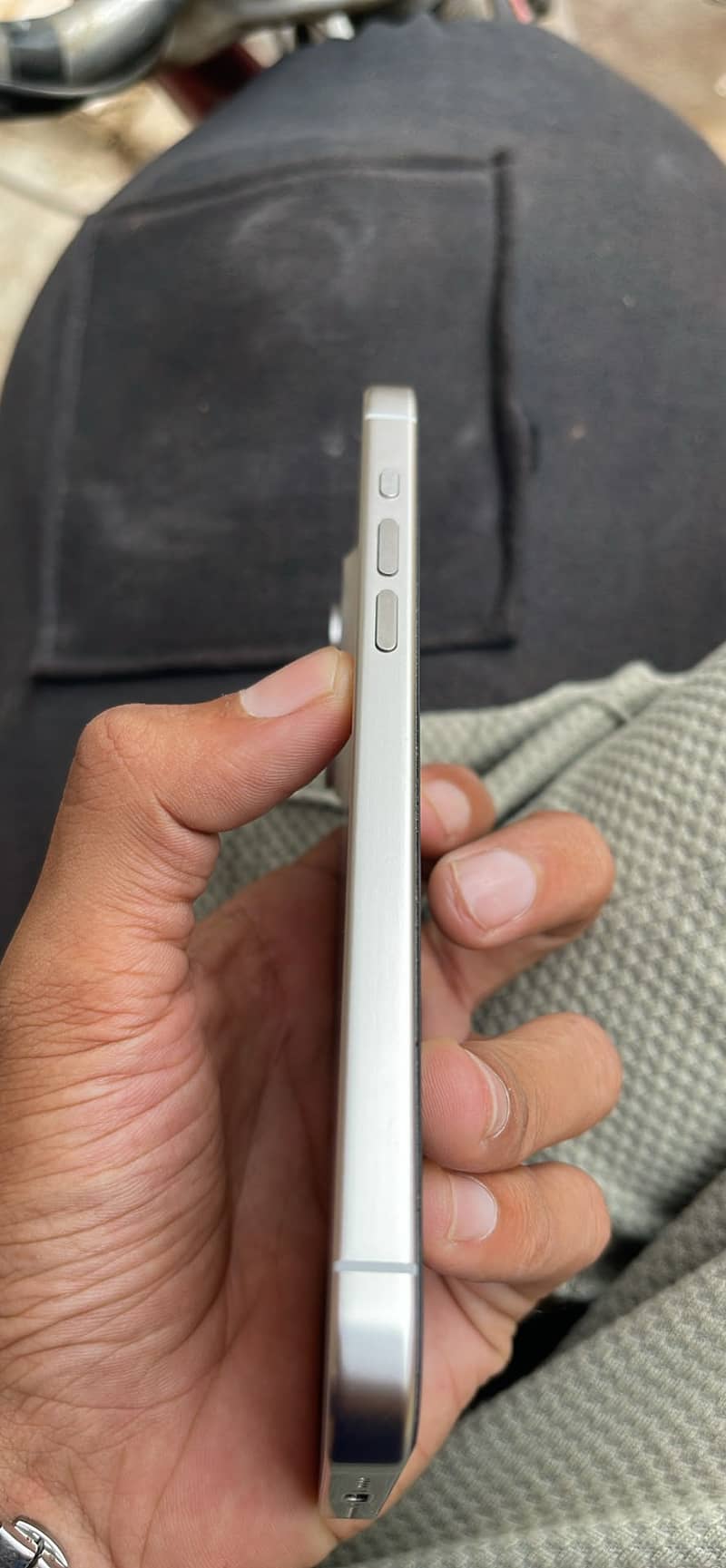 Apple iPhone 15 Pro Max 2
