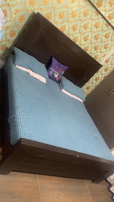 Urgent bed set for sale.