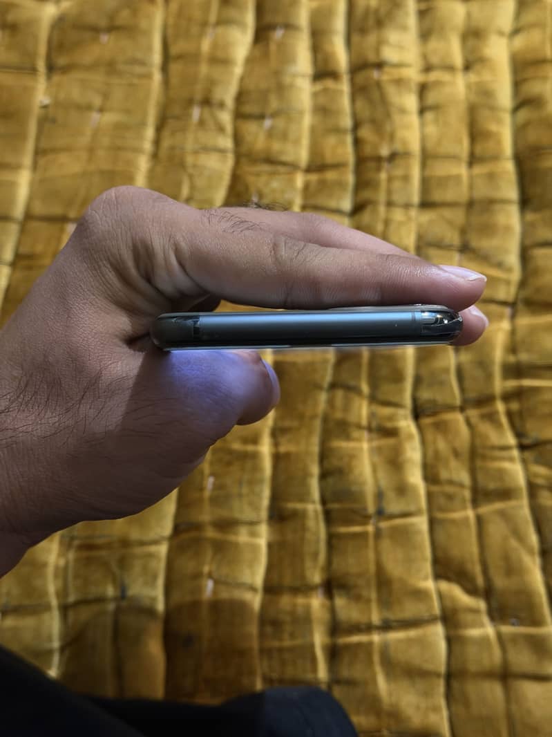 Apple iPhone 11 Pro Max 4