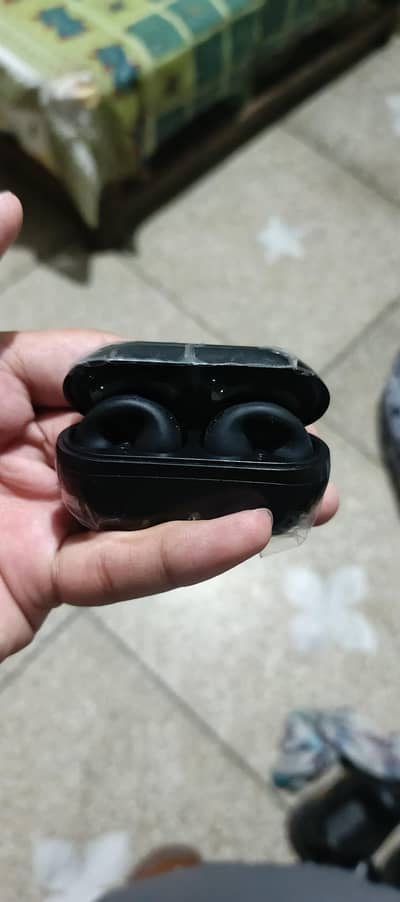 Earring earbuds up for grab
