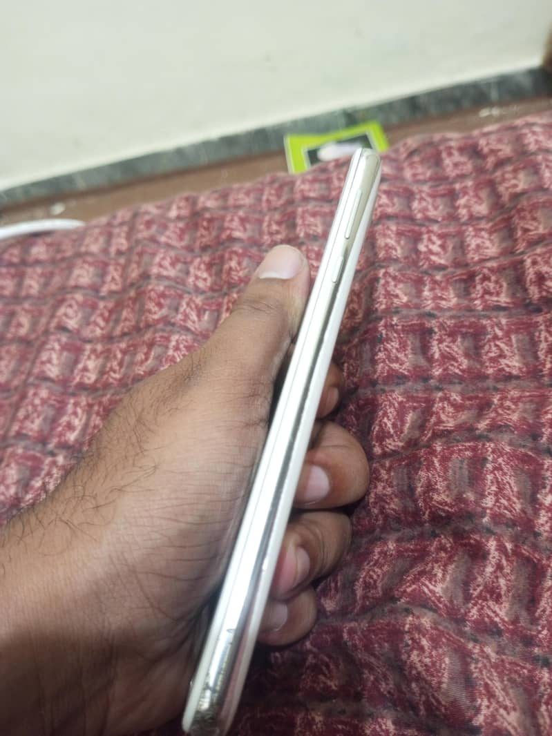 Sharp Aquos R2 3