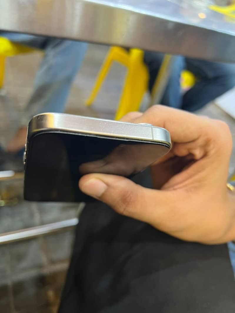 Apple iPhone 15 Pro 4