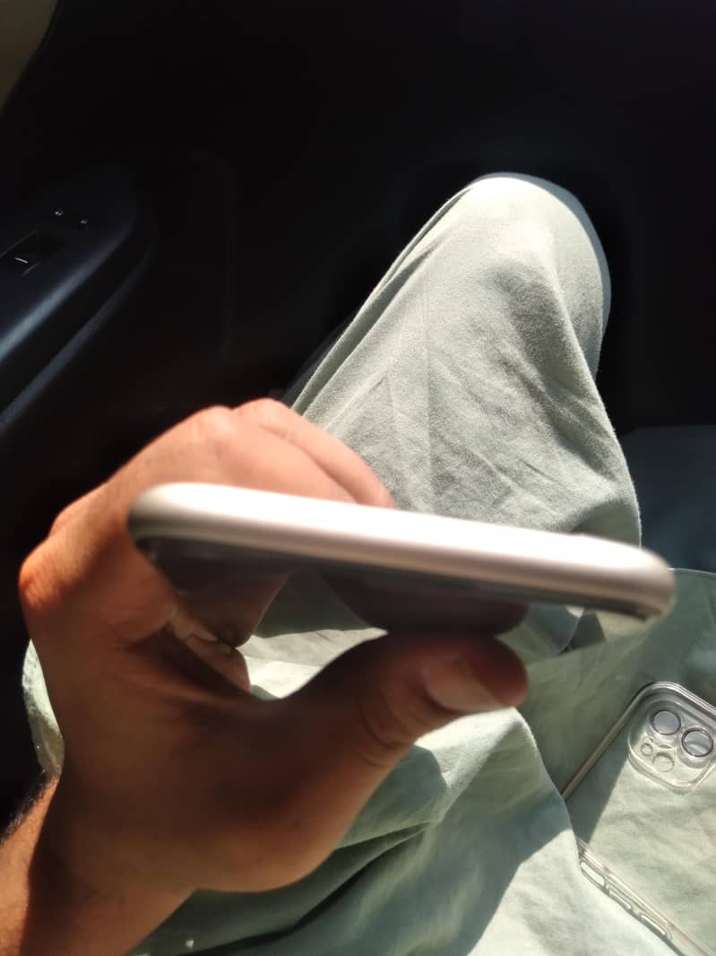 Apple iPhone 11 3