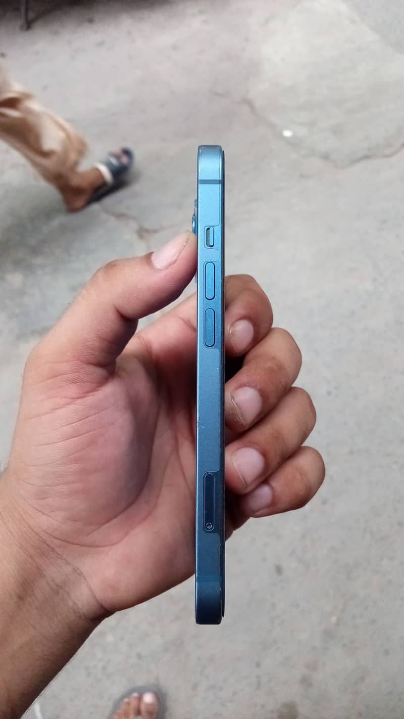 Apple iPhone 13 5