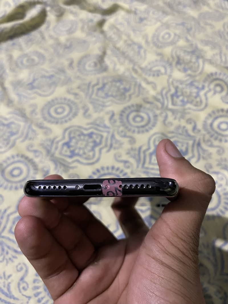 Apple iPhone X 4