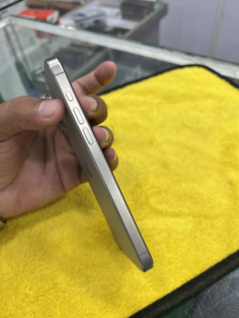 iPhone 15 Pro Max 2