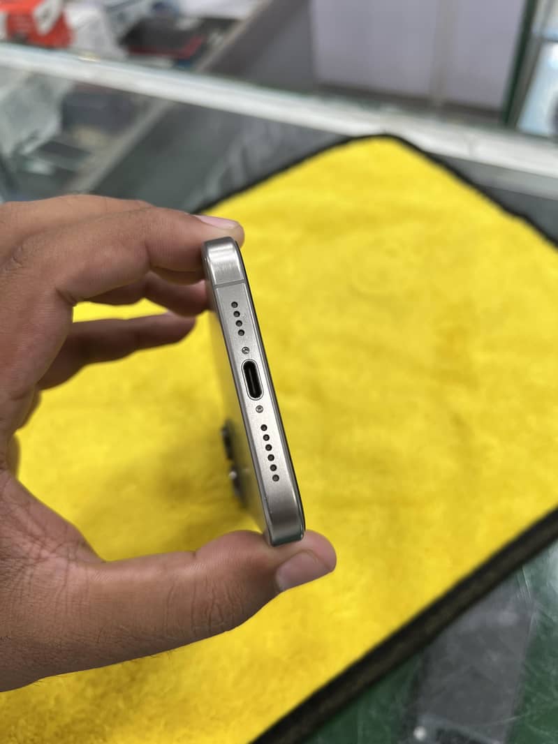 iPhone 15 Pro Max 4
