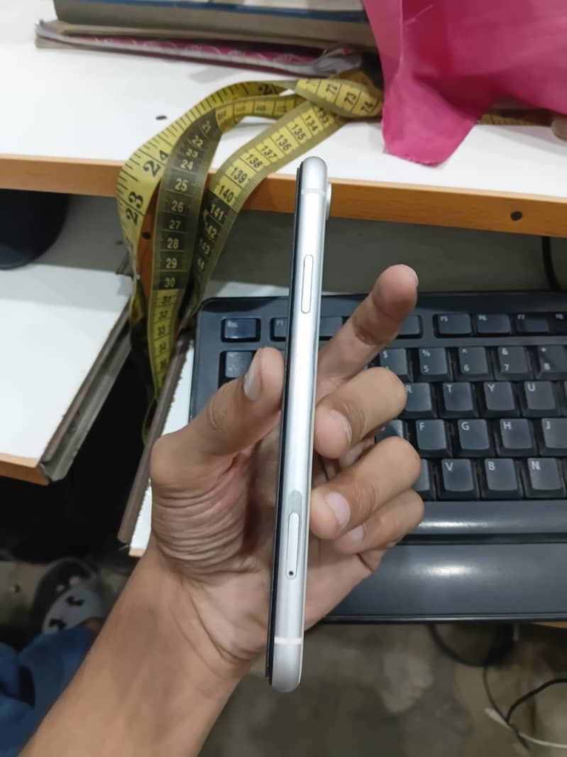 iPhone XR 1