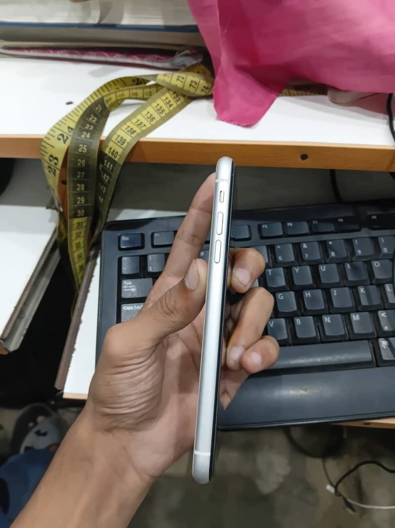 iPhone XR 4