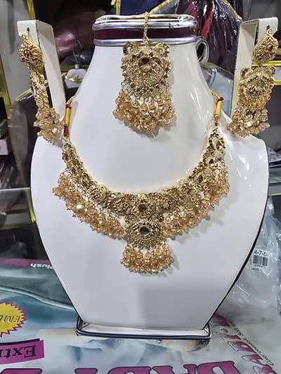 beautiful fresh neckles only 1500