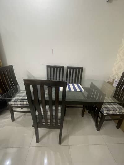 Like New Dining Table with six chairs