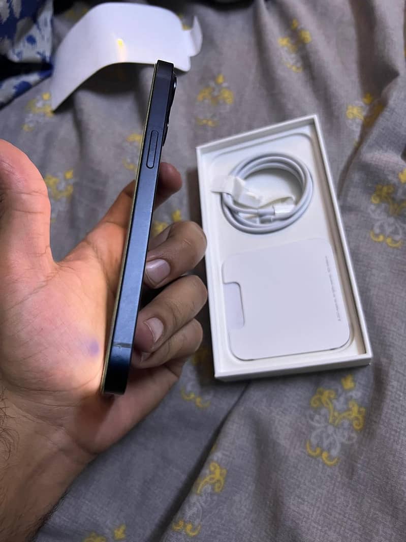 Apple iPhone 13 2