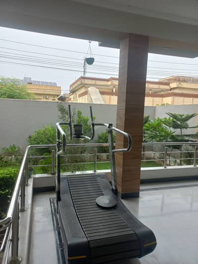 Commercial Curved Treadmill – Heavy Duty – Excellent Condition