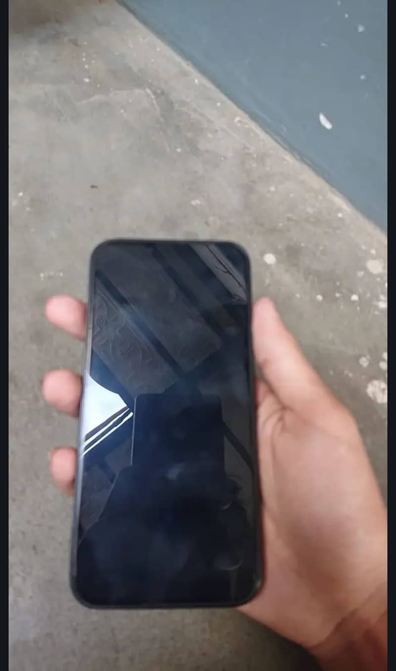 Apple iPhone 16e 3