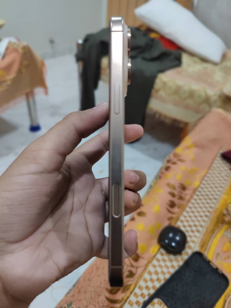 Apple iPhone 16 Pro Max 4