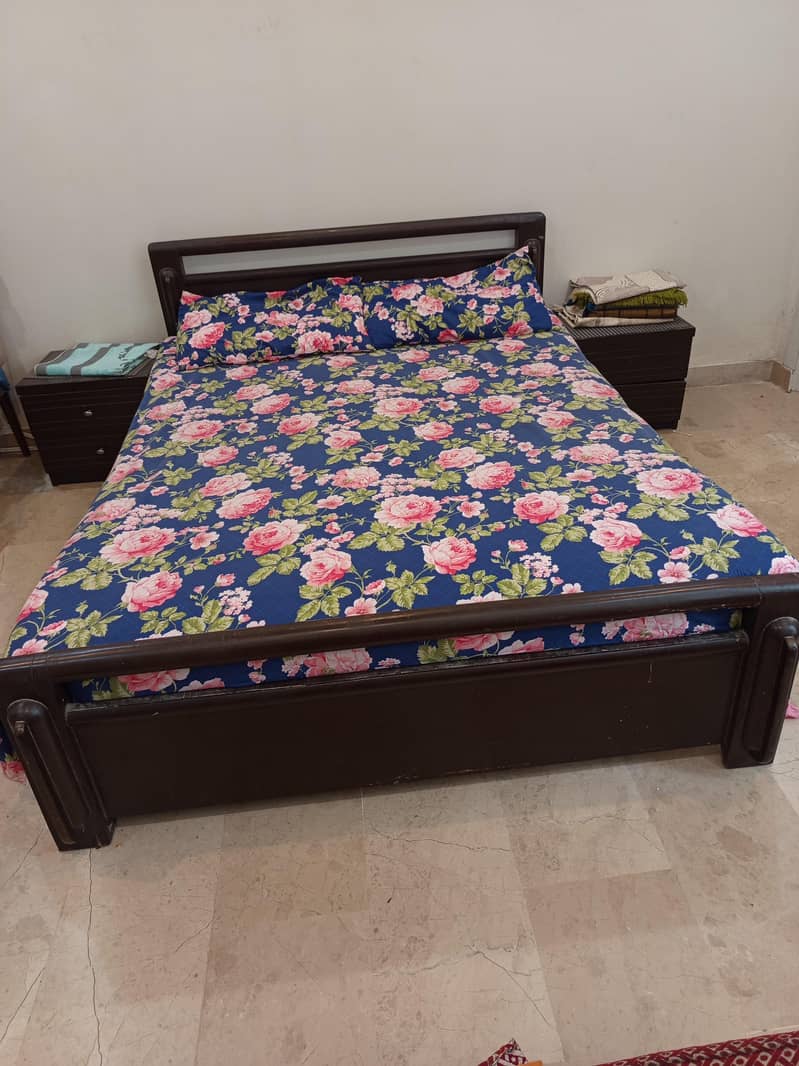 queen size bed set. 2