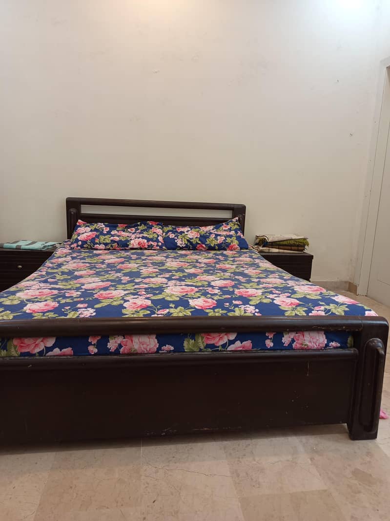 queen size bed set. 3
