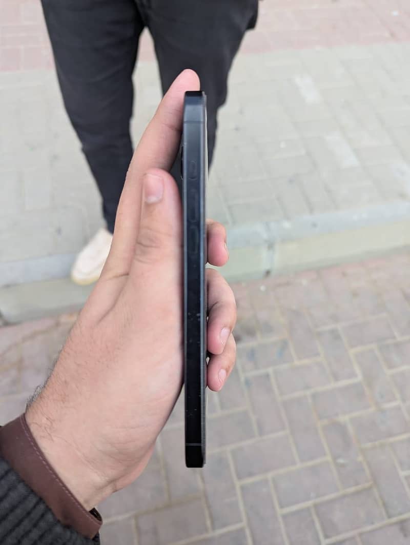 Apple iPhone 16 Pro Max 4