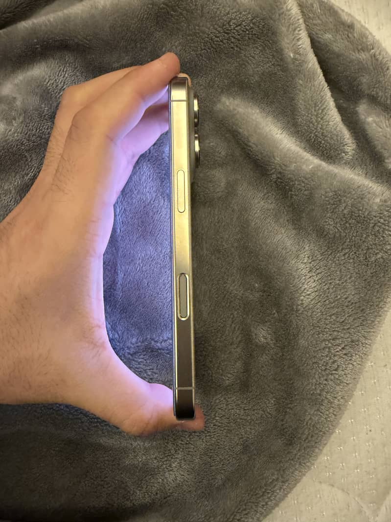 Apple iPhone 16 Pro 9
