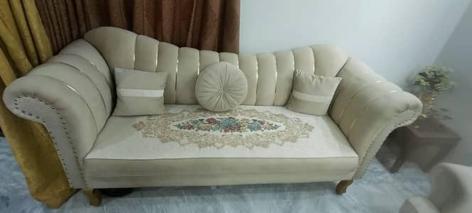 7 Seater Sofa Set and Center table with 4 standing cushions