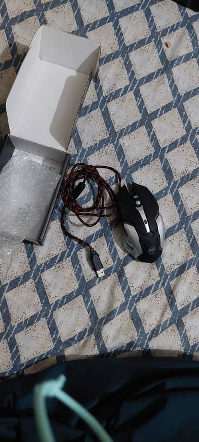 gaming mouse with free mouse 10/10 condition