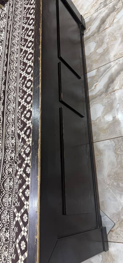 Bed with side tabels