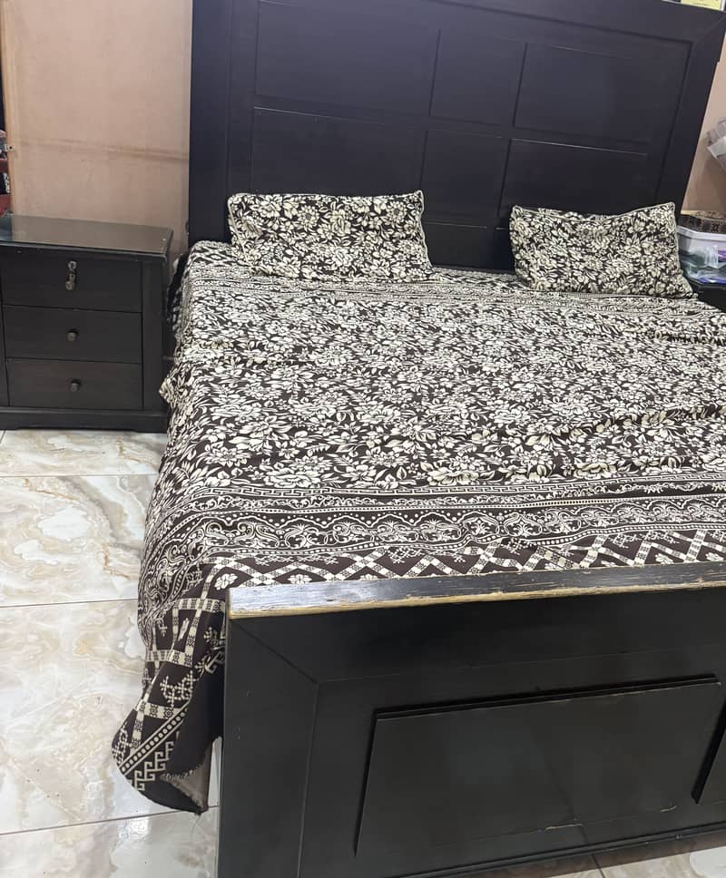 Bed with side tabels 1
