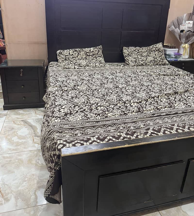 Bed with side tabels 2