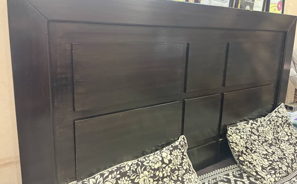 Bed with side tabels 3