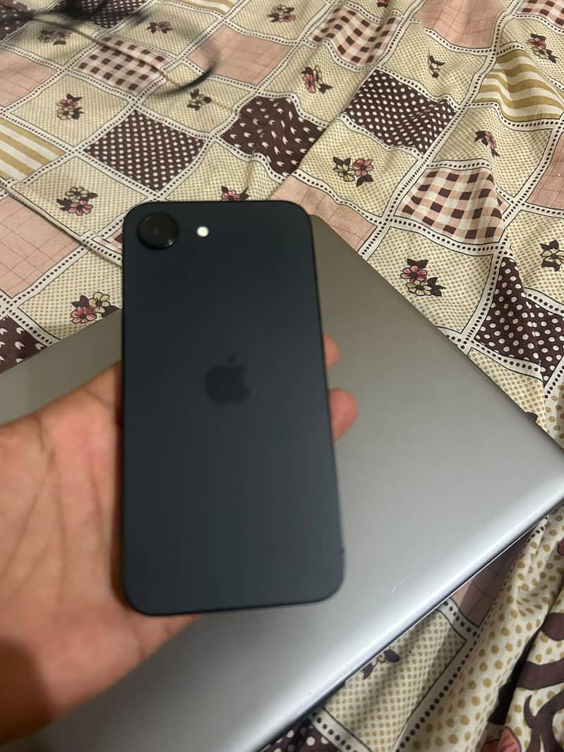 Apple iPhone 16e 1