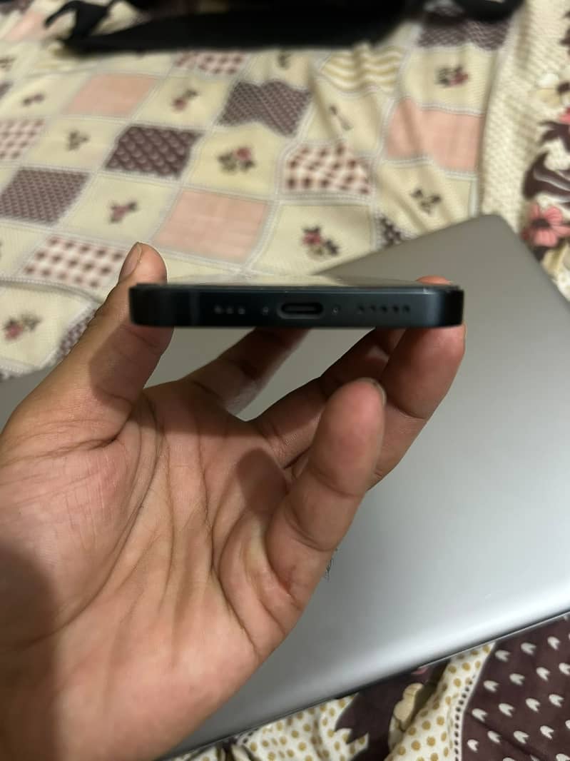 Apple iPhone 16e 2